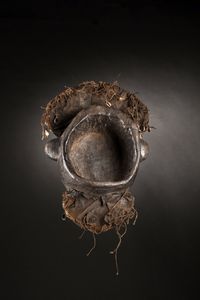 Mankon - Grassland Camerun : Maschera Atua Akam.Legno duro a patina scura, tessuto, conchiglie e pigmenti.Alcune mancanze (conchiglie),  segni d'uso.  - Asta Asta 365 | ARTE AFRICANA, OCEANICA E DELLE AMERICHE - ARTE AFRICANA Tradizionale - Associazione Nazionale - Case d'Asta italiane