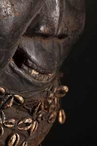 Mankon - Grassland Camerun : Maschera Atua Akam.Legno duro a patina scura, tessuto, conchiglie e pigmenti.Alcune mancanze (conchiglie),  segni d'uso.  - Asta Asta 365 | ARTE AFRICANA, OCEANICA E DELLE AMERICHE - ARTE AFRICANA Tradizionale - Associazione Nazionale - Case d'Asta italiane