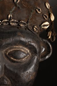 Mankon - Grassland Camerun : Maschera Atua Akam.Legno duro a patina scura, tessuto, conchiglie e pigmenti.Alcune mancanze (conchiglie),  segni d'uso.  - Asta Asta 365 | ARTE AFRICANA, OCEANICA E DELLE AMERICHE - ARTE AFRICANA Tradizionale - Associazione Nazionale - Case d'Asta italiane