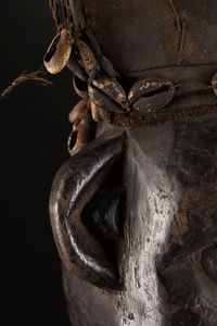 Mankon - Grassland Camerun : Maschera Atua Akam.Legno duro a patina scura, tessuto, conchiglie e pigmenti.Alcune mancanze (conchiglie),  segni d'uso.  - Asta Asta 365 | ARTE AFRICANA, OCEANICA E DELLE AMERICHE - ARTE AFRICANA Tradizionale - Associazione Nazionale - Case d'Asta italiane