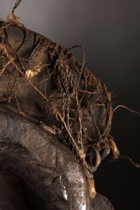 Mankon - Grassland Camerun : Maschera Atua Akam.Legno duro a patina scura, tessuto, conchiglie e pigmenti.Alcune mancanze (conchiglie),  segni d'uso.  - Asta Asta 365 | ARTE AFRICANA, OCEANICA E DELLE AMERICHE - ARTE AFRICANA Tradizionale - Associazione Nazionale - Case d'Asta italiane