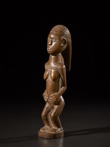 Tabwa - Repubblica Democratica del Congo : Figura femminile.Legno duro a patina lucida.Segni d'uso.  - Asta Asta 365 | ARTE AFRICANA, OCEANICA E DELLE AMERICHE - ARTE AFRICANA Tradizionale - Associazione Nazionale - Case d'Asta italiane