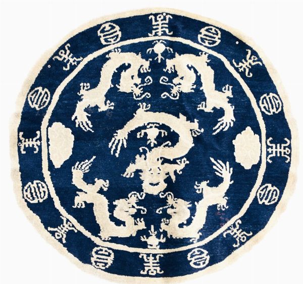 Raro tappeto cinese tondo, seconda meta XIX secolo  - Asta Tappeti Antichi - Associazione Nazionale - Case d'Asta italiane