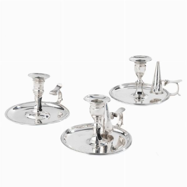 COPPIA DI BUGIE, LONDRA, 1794, ARGENTIERI JOHN CROUCH I & THOMAS HANNAM ED ALTRA ANALOGA, LONDRA, 1759  - Asta Argenti italiani ed europei - Associazione Nazionale - Case d'Asta italiane