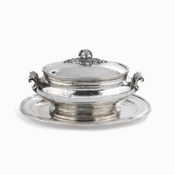 MARIO BUCCELLATI, SECOLO XX, ZUPPIERA CON VASSOIO  - Asta Argenti italiani ed europei - Associazione Nazionale - Case d'Asta italiane