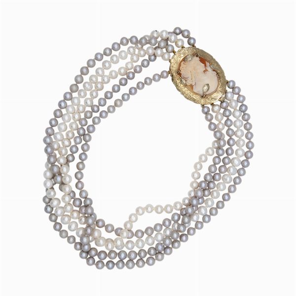 Medaglione in argento con cammeo e cinque fili di perle  - Asta Asta 102 - Gioielli, Orologi e Argenti - Associazione Nazionale - Case d'Asta italiane