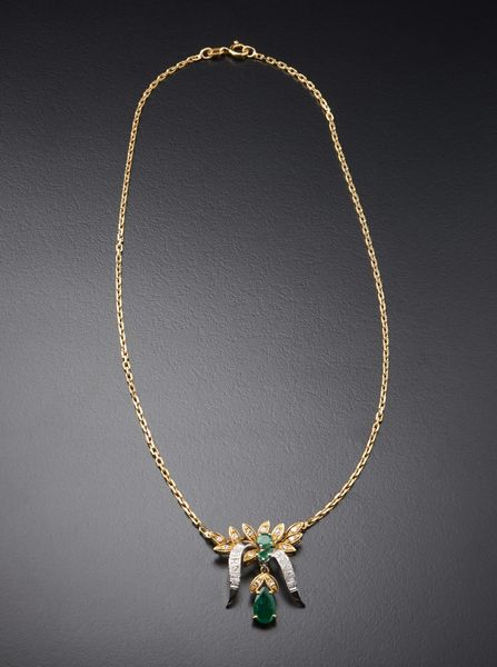 . : Collana in  oro giallo e bianco 750/ 1000  con smeraldi taglio a goccia ct.1,30 e diamanti bianchi taglio misto ct. 0,35.  - Asta Asta 366 | GIOIELLI - OROLOGI - Giunonicae Online - Associazione Nazionale - Case d'Asta italiane