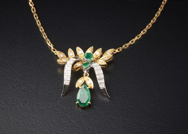 . : Collana in  oro giallo e bianco 750/ 1000  con smeraldi taglio a goccia ct.1,30 e diamanti bianchi taglio misto ct. 0,35.  - Asta Asta 366 | GIOIELLI - OROLOGI - Giunonicae Online - Associazione Nazionale - Case d'Asta italiane