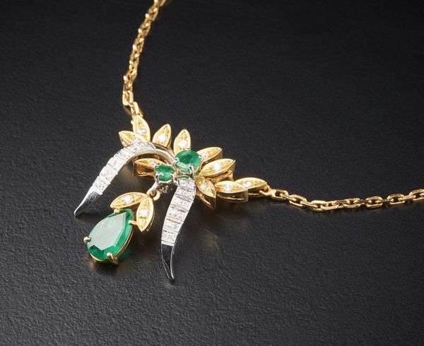 . : Collana in  oro giallo e bianco 750/ 1000  con smeraldi taglio a goccia ct.1,30 e diamanti bianchi taglio misto ct. 0,35.  - Asta Asta 366 | GIOIELLI - OROLOGI - Giunonicae Online - Associazione Nazionale - Case d'Asta italiane
