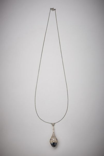 . : Deliziosa collana in oro bianco 750/1000  con pendente  ''Art Deco''  con zaffiro blu cabochon di circa 4,00 carati  e diamanti bianchi di circa 0,35 carati.  - Asta Asta 366 | GIOIELLI - OROLOGI - Giunonicae Online - Associazione Nazionale - Case d'Asta italiane