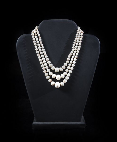 . : Collana a tre  fili di corallo rosa di grandezza a scalare. Chiusura a broche in oro bianco 750/1000  con diamanti bianchi.  - Asta Asta 366 | GIOIELLI - OROLOGI - Giunonicae Online - Associazione Nazionale - Case d'Asta italiane