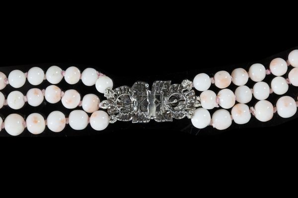 . : Collana a tre  fili di corallo rosa di grandezza a scalare. Chiusura a broche in oro bianco 750/1000  con diamanti bianchi.  - Asta Asta 366 | GIOIELLI - OROLOGI - Giunonicae Online - Associazione Nazionale - Case d'Asta italiane