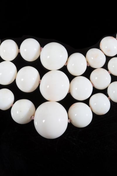 . : Collana a tre  fili di corallo rosa di grandezza a scalare. Chiusura a broche in oro bianco 750/1000  con diamanti bianchi.  - Asta Asta 366 | GIOIELLI - OROLOGI - Giunonicae Online - Associazione Nazionale - Case d'Asta italiane