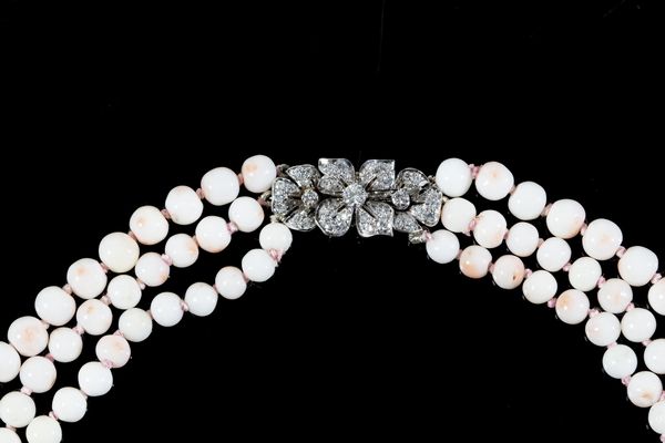 . : Collana a tre  fili di corallo rosa di grandezza a scalare. Chiusura a broche in oro bianco 750/1000  con diamanti bianchi.  - Asta Asta 366 | GIOIELLI - OROLOGI - Giunonicae Online - Associazione Nazionale - Case d'Asta italiane