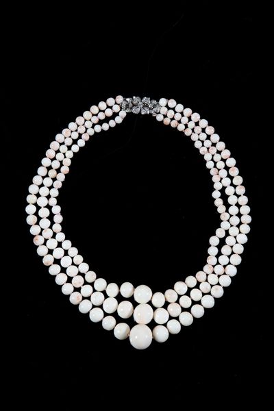 . : Collana a tre  fili di corallo rosa di grandezza a scalare. Chiusura a broche in oro bianco 750/1000  con diamanti bianchi.  - Asta Asta 366 | GIOIELLI - OROLOGI - Giunonicae Online - Associazione Nazionale - Case d'Asta italiane
