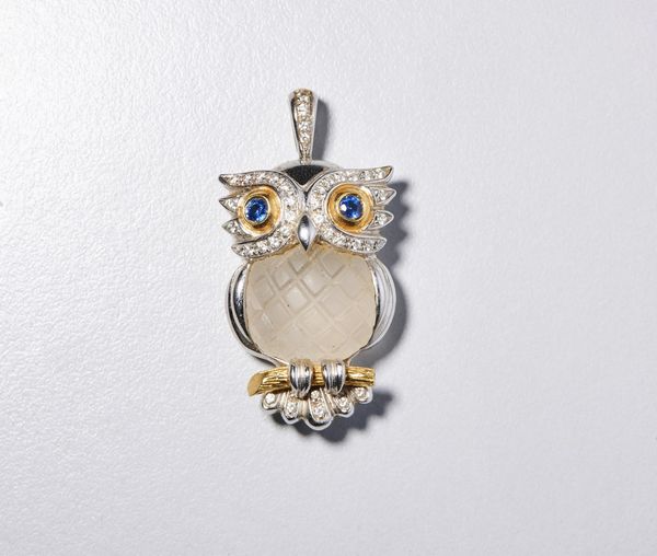. : Ciondolo a forma di gufo in  oro bianco e giallo  750/1000 su base di pietra dura, e contorno di  diamanti ct 0,40. e occhietti di zaffiro blu.  - Asta Asta 366 | GIOIELLI - OROLOGI - Giunonicae Online - Associazione Nazionale - Case d'Asta italiane