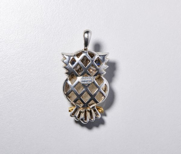 . : Ciondolo a forma di gufo in  oro bianco e giallo  750/1000 su base di pietra dura, e contorno di  diamanti ct 0,40. e occhietti di zaffiro blu.  - Asta Asta 366 | GIOIELLI - OROLOGI - Giunonicae Online - Associazione Nazionale - Case d'Asta italiane