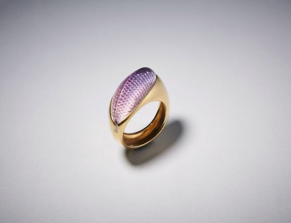 . : Anello in oro giallo 750/1000 con ametista bombata incisa e piccoli diamanti bianchi ct. 0,06.  - Asta Asta 366 | GIOIELLI - OROLOGI - Giunonicae Online - Associazione Nazionale - Case d'Asta italiane