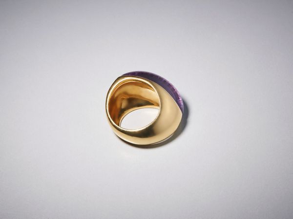 . : Anello in oro giallo 750/1000 con ametista bombata incisa e piccoli diamanti bianchi ct. 0,06.  - Asta Asta 366 | GIOIELLI - OROLOGI - Giunonicae Online - Associazione Nazionale - Case d'Asta italiane