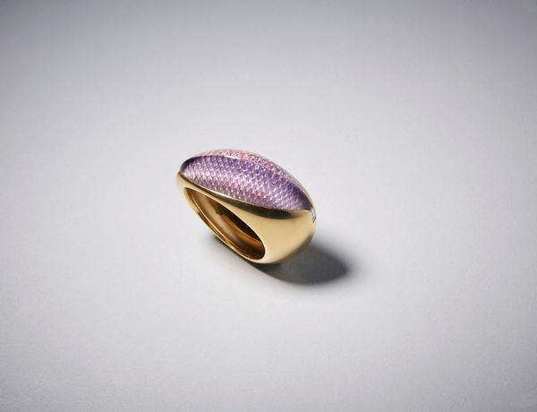 . : Anello in oro giallo 750/1000 con ametista bombata incisa e piccoli diamanti bianchi ct. 0,06.  - Asta Asta 366 | GIOIELLI - OROLOGI - Giunonicae Online - Associazione Nazionale - Case d'Asta italiane