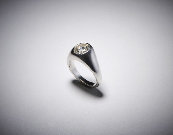 bulgari : Elegante Anello in oro bianco a trombino  firmato '' Bulgari'' con diamante centrale ovale bianco di carati 1,42.  - Asta Asta 366 | GIOIELLI - OROLOGI - Giunonicae Online - Associazione Nazionale - Case d'Asta italiane