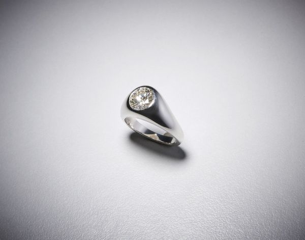 bulgari : Elegante Anello in oro bianco a trombino  firmato '' Bulgari'' con diamante centrale ovale bianco di carati 1,42.  - Asta Asta 366 | GIOIELLI - OROLOGI - Giunonicae Online - Associazione Nazionale - Case d'Asta italiane