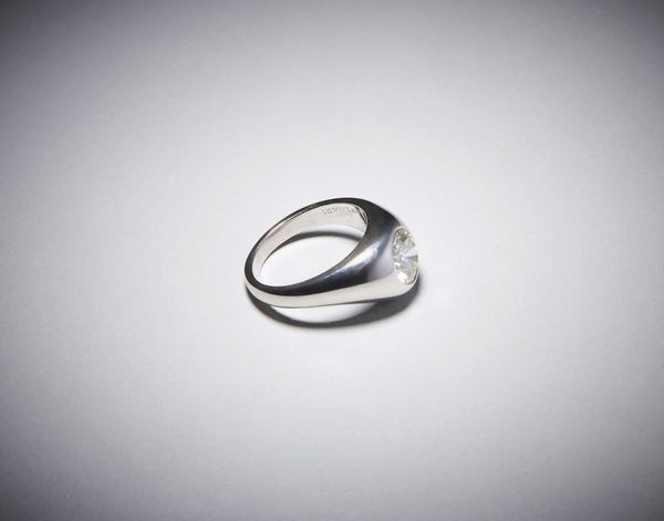 bulgari : Elegante Anello in oro bianco a trombino  firmato '' Bulgari'' con diamante centrale ovale bianco di carati 1,42.  - Asta Asta 366 | GIOIELLI - OROLOGI - Giunonicae Online - Associazione Nazionale - Case d'Asta italiane