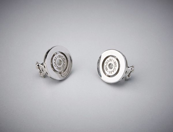 bulgari : Un paio di orecchini in oro bianco 750/1000  firmati ''Bulgari'' a forma di cerchi concentrici.  - Asta Asta 366 | GIOIELLI - OROLOGI - Giunonicae Online - Associazione Nazionale - Case d'Asta italiane