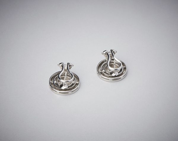 bulgari : Un paio di orecchini in oro bianco 750/1000  firmati ''Bulgari'' a forma di cerchi concentrici.  - Asta Asta 366 | GIOIELLI - OROLOGI - Giunonicae Online - Associazione Nazionale - Case d'Asta italiane