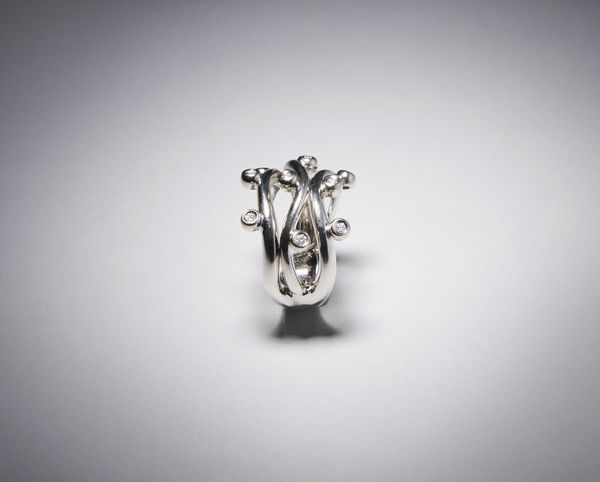 CHIMENTO : Anello serie ''Catena'' in oro bianco 750/1000  con diamanti bianchi taglio a brillante ct. 0,54  firmato ''Chimento''.  - Asta Asta 366 | GIOIELLI - OROLOGI - Giunonicae Online - Associazione Nazionale - Case d'Asta italiane