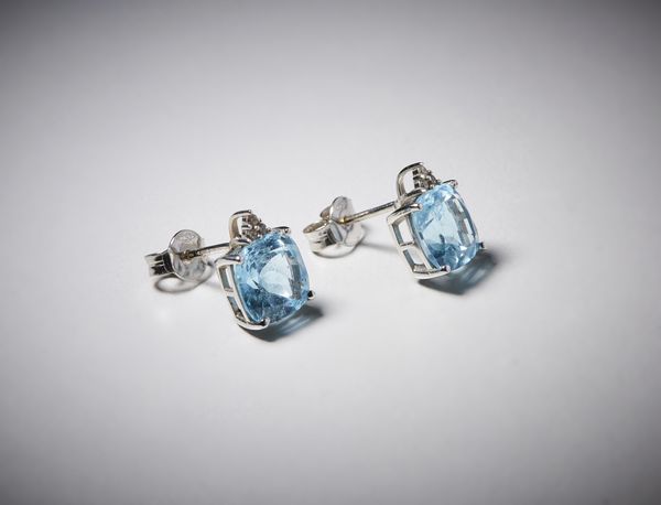 COMETE : Orecchini in oro bianco 750/100 ''Comete'' con topazi azzurri taglio a cuscino di colore intenso con contorno di piccoli diamanti bianchi taglio a brillante ct. 0,45.  - Asta Asta 366 | GIOIELLI - OROLOGI - Giunonicae Online - Associazione Nazionale - Case d'Asta italiane
