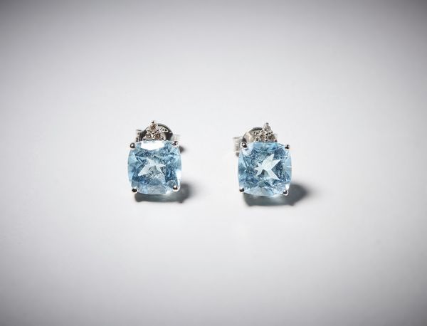 COMETE : Orecchini in oro bianco 750/100 ''Comete'' con topazi azzurri taglio a cuscino di colore intenso con contorno di piccoli diamanti bianchi taglio a brillante ct. 0,45.  - Asta Asta 366 | GIOIELLI - OROLOGI - Giunonicae Online - Associazione Nazionale - Case d'Asta italiane