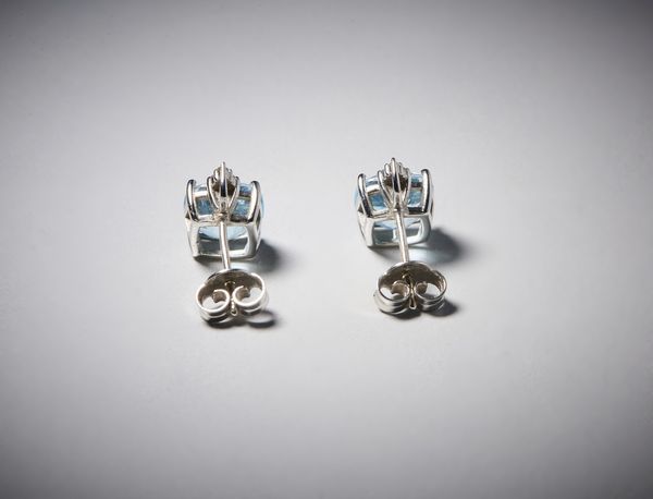 COMETE : Orecchini in oro bianco 750/100 ''Comete'' con topazi azzurri taglio a cuscino di colore intenso con contorno di piccoli diamanti bianchi taglio a brillante ct. 0,45.  - Asta Asta 366 | GIOIELLI - OROLOGI - Giunonicae Online - Associazione Nazionale - Case d'Asta italiane