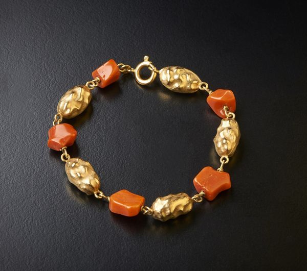 . : Braccialetto oro giallo 750/1000  e corallo con lavorazione particolare, tipo a pepite.  - Asta Asta 366 | GIOIELLI - OROLOGI - Giunonicae Online - Associazione Nazionale - Case d'Asta italiane