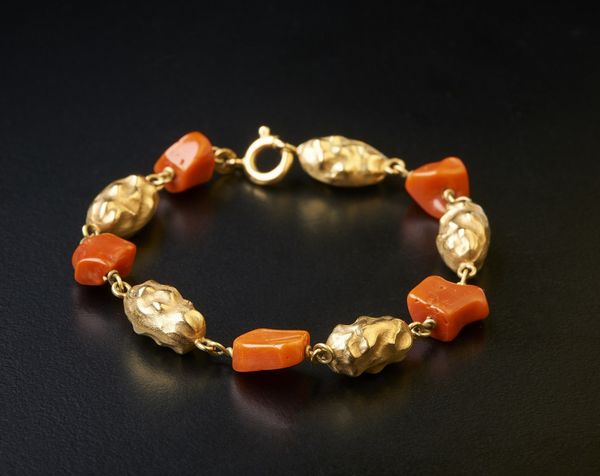 . : Braccialetto oro giallo 750/1000  e corallo con lavorazione particolare, tipo a pepite.  - Asta Asta 366 | GIOIELLI - OROLOGI - Giunonicae Online - Associazione Nazionale - Case d'Asta italiane