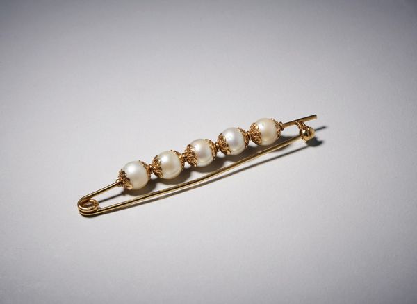 . : Spilla in oro giallo a barretta 750/1000 con n.5  perle coltivate sferiche.  - Asta Asta 366 | GIOIELLI - OROLOGI - Giunonicae Online - Associazione Nazionale - Case d'Asta italiane