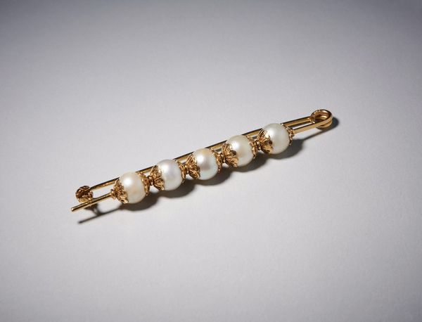 . : Spilla in oro giallo a barretta 750/1000 con n.5  perle coltivate sferiche.  - Asta Asta 366 | GIOIELLI - OROLOGI - Giunonicae Online - Associazione Nazionale - Case d'Asta italiane