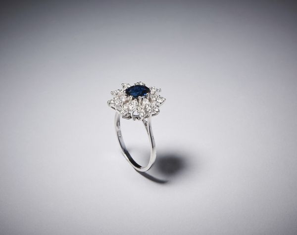 . : Anello classico a giro in oro bianco 750/1000 con zaffiro centrale ovale di carati 2,00 circa e diamanti bianchi taglio a brillante  peso totale di ct. 2,50.  - Asta Asta 366 | GIOIELLI - OROLOGI - Giunonicae Online - Associazione Nazionale - Case d'Asta italiane