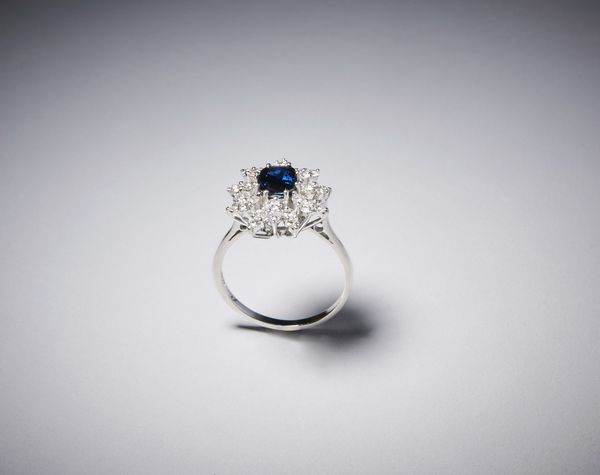 . : Anello classico a giro in oro bianco 750/1000 con zaffiro centrale ovale di carati 2,00 circa e diamanti bianchi taglio a brillante  peso totale di ct. 2,50.  - Asta Asta 366 | GIOIELLI - OROLOGI - Giunonicae Online - Associazione Nazionale - Case d'Asta italiane