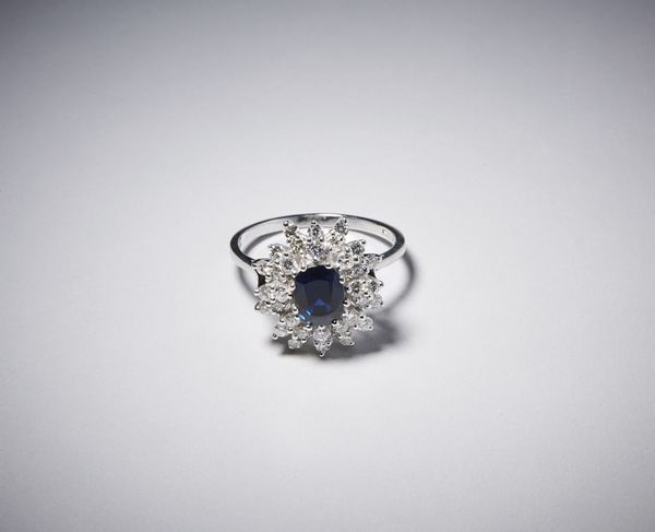 . : Anello classico a giro in oro bianco 750/1000 con zaffiro centrale ovale di carati 2,00 circa e diamanti bianchi taglio a brillante  peso totale di ct. 2,50.  - Asta Asta 366 | GIOIELLI - OROLOGI - Giunonicae Online - Associazione Nazionale - Case d'Asta italiane