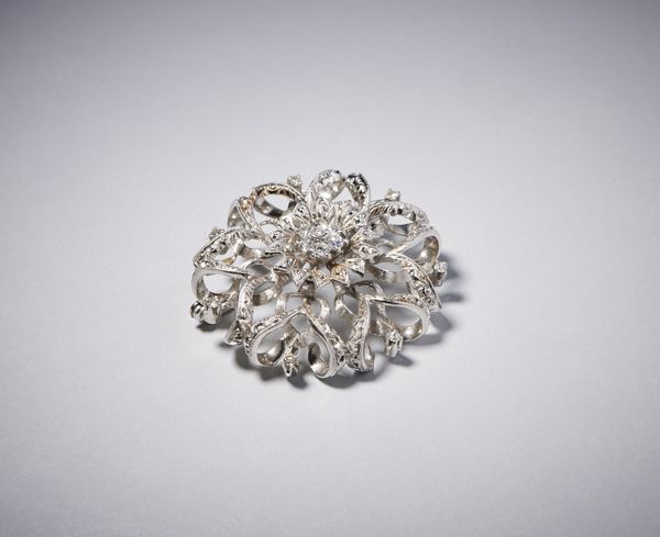 . : Spilla ramage in  oro bianco 750/1000  con diamanti taglio a brillante del peso totale di ct. 0,37 (centrale 0,19).  - Asta Asta 366 | GIOIELLI - OROLOGI - Giunonicae Online - Associazione Nazionale - Case d'Asta italiane