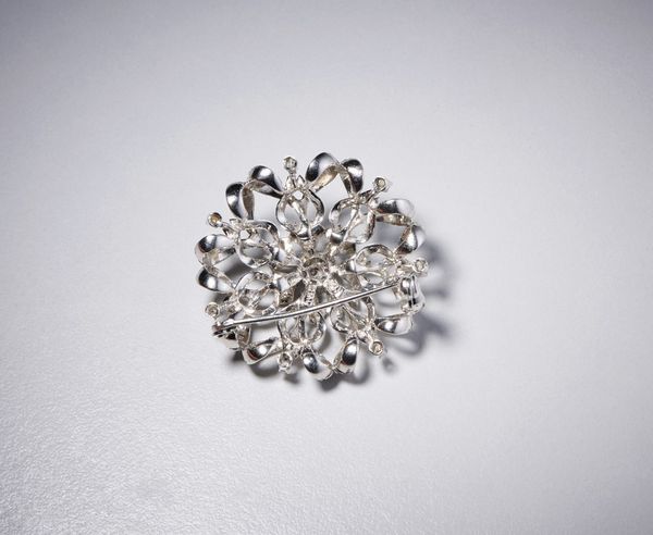 . : Spilla ramage in  oro bianco 750/1000  con diamanti taglio a brillante del peso totale di ct. 0,37 (centrale 0,19).  - Asta Asta 366 | GIOIELLI - OROLOGI - Giunonicae Online - Associazione Nazionale - Case d'Asta italiane