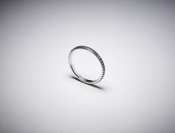 . : Anello fedina oro bianco 750/1000 a tutto giro con piccoli zaffiri taglio a brillante.  - Asta Asta 366 | GIOIELLI - OROLOGI - Giunonicae Online - Associazione Nazionale - Case d'Asta italiane