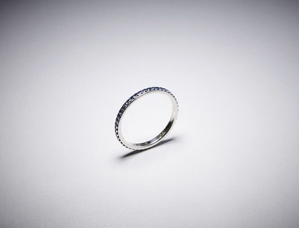 . : Anello fedina oro bianco 750/1000 a tutto giro con piccoli zaffiri taglio a brillante.  - Asta Asta 366 | GIOIELLI - OROLOGI - Giunonicae Online - Associazione Nazionale - Case d'Asta italiane