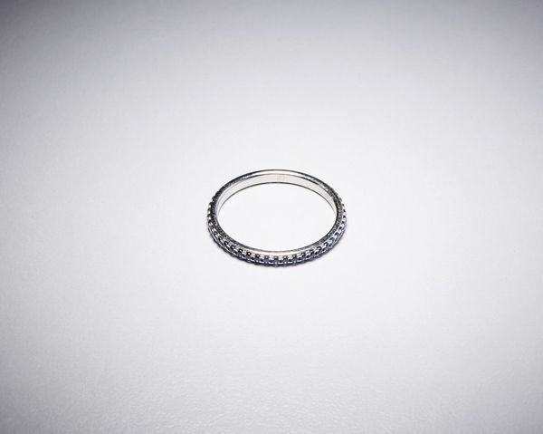 . : Anello fedina oro bianco 750/1000 a tutto giro con piccoli zaffiri taglio a brillante.  - Asta Asta 366 | GIOIELLI - OROLOGI - Giunonicae Online - Associazione Nazionale - Case d'Asta italiane