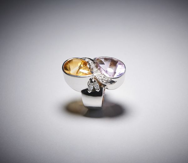 . : Anello in  oro bianco 750/1000 modello contrarie con diamanti bianchi taglio a brillante, ametista e topazio citrino taglio a goccia.  - Asta Asta 366 | GIOIELLI - OROLOGI - Giunonicae Online - Associazione Nazionale - Case d'Asta italiane