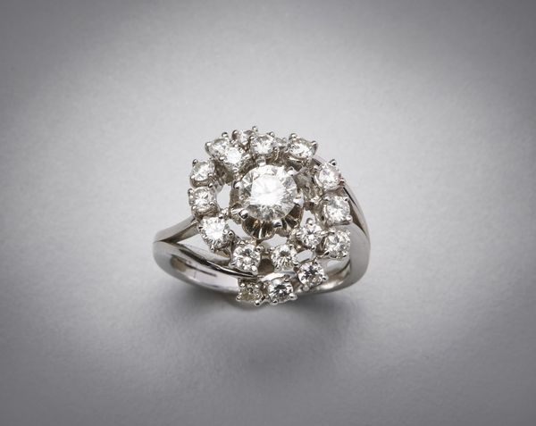 Anello in platino anni 40 con diamante centrale bianco taglio a brillante carati 0,70 circa e contorno di diamanti tondi.totale ct 1,50 circa.  - Asta Asta 366 | GIOIELLI - OROLOGI - Giunonicae Online - Associazione Nazionale - Case d'Asta italiane