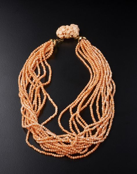 . : Collana multifilo in corallo rosa con pendente di corallo inciso di forma floreale e chiusura in oro giallo 750/1000.  - Asta Asta 366 | GIOIELLI - OROLOGI - Giunonicae Online - Associazione Nazionale - Case d'Asta italiane