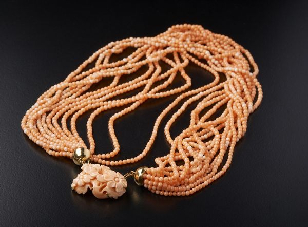 . : Collana multifilo in corallo rosa con pendente di corallo inciso di forma floreale e chiusura in oro giallo 750/1000.  - Asta Asta 366 | GIOIELLI - OROLOGI - Giunonicae Online - Associazione Nazionale - Case d'Asta italiane