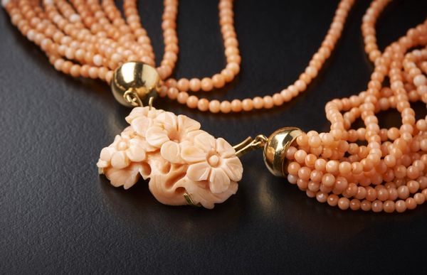 . : Collana multifilo in corallo rosa con pendente di corallo inciso di forma floreale e chiusura in oro giallo 750/1000.  - Asta Asta 366 | GIOIELLI - OROLOGI - Giunonicae Online - Associazione Nazionale - Case d'Asta italiane